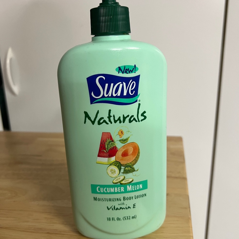Suave Naturals Moisturizing Body Lotion, Cucumber Melon, 18 fl oz/532 mL
